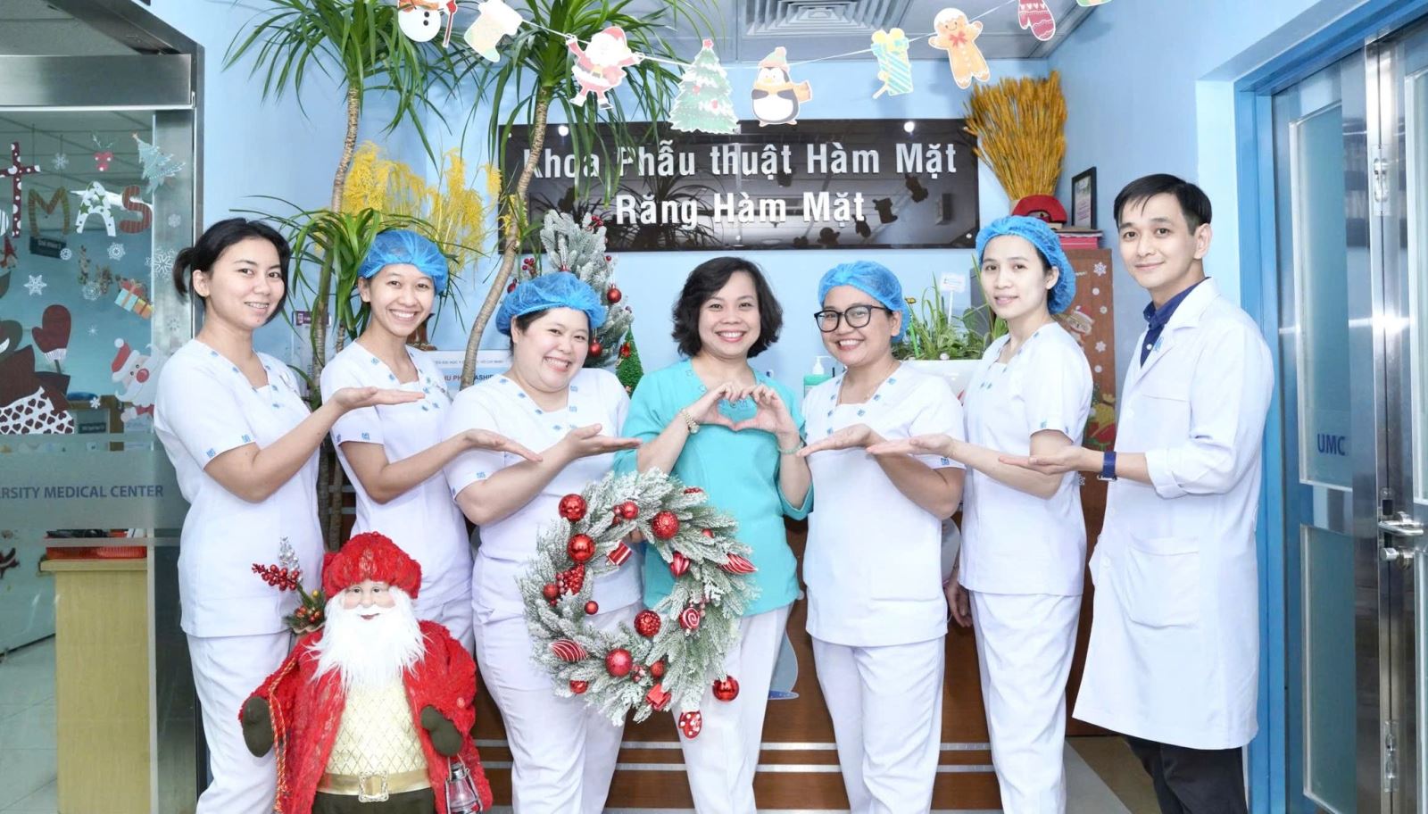 Không khí giáng sinh lan tỏa tại Bệnh viện Đại học Y Dược TP. Hồ Chí Minh-4.jpg